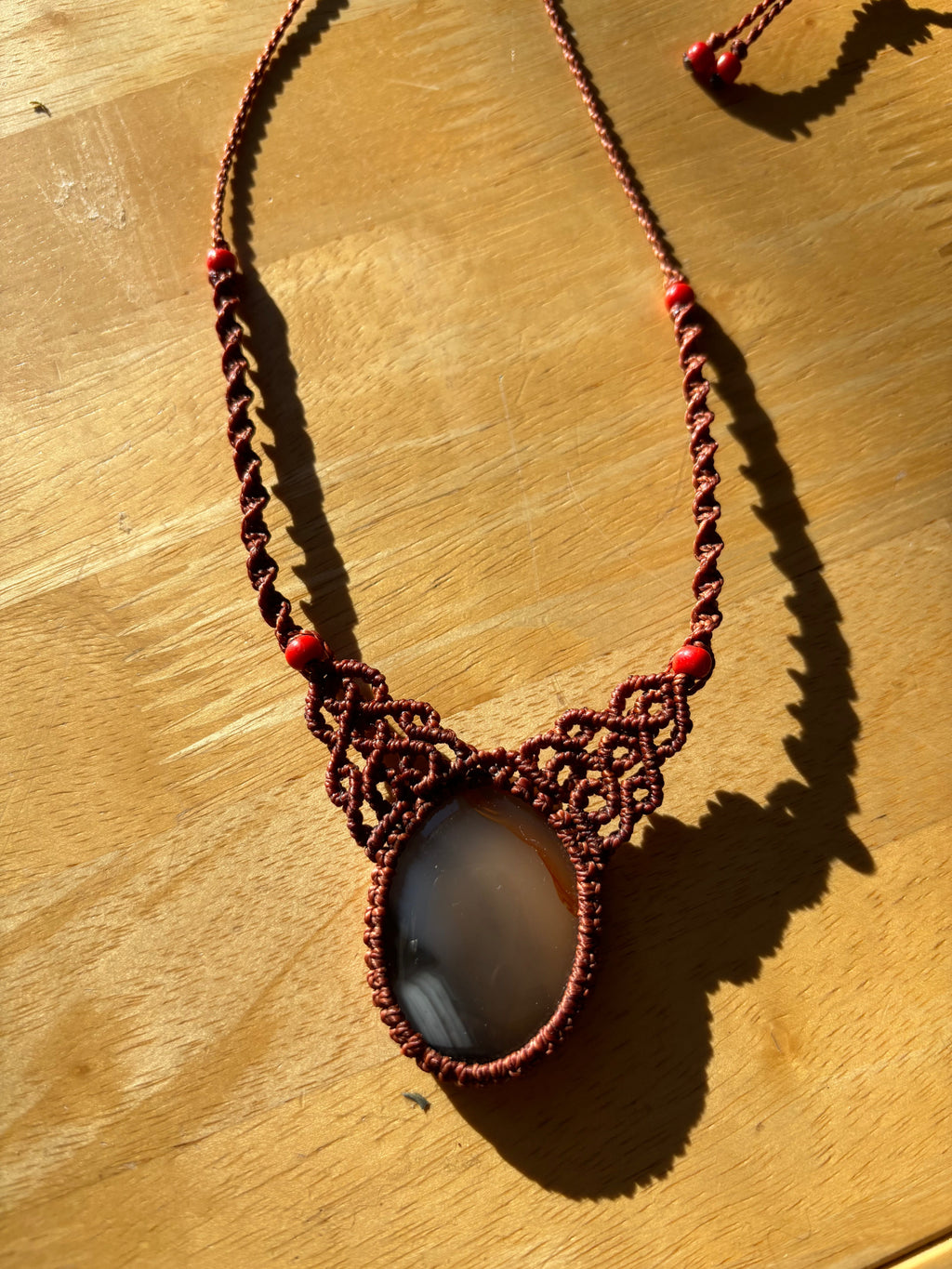 Collier grande agate Montana et corail rouge éthique
