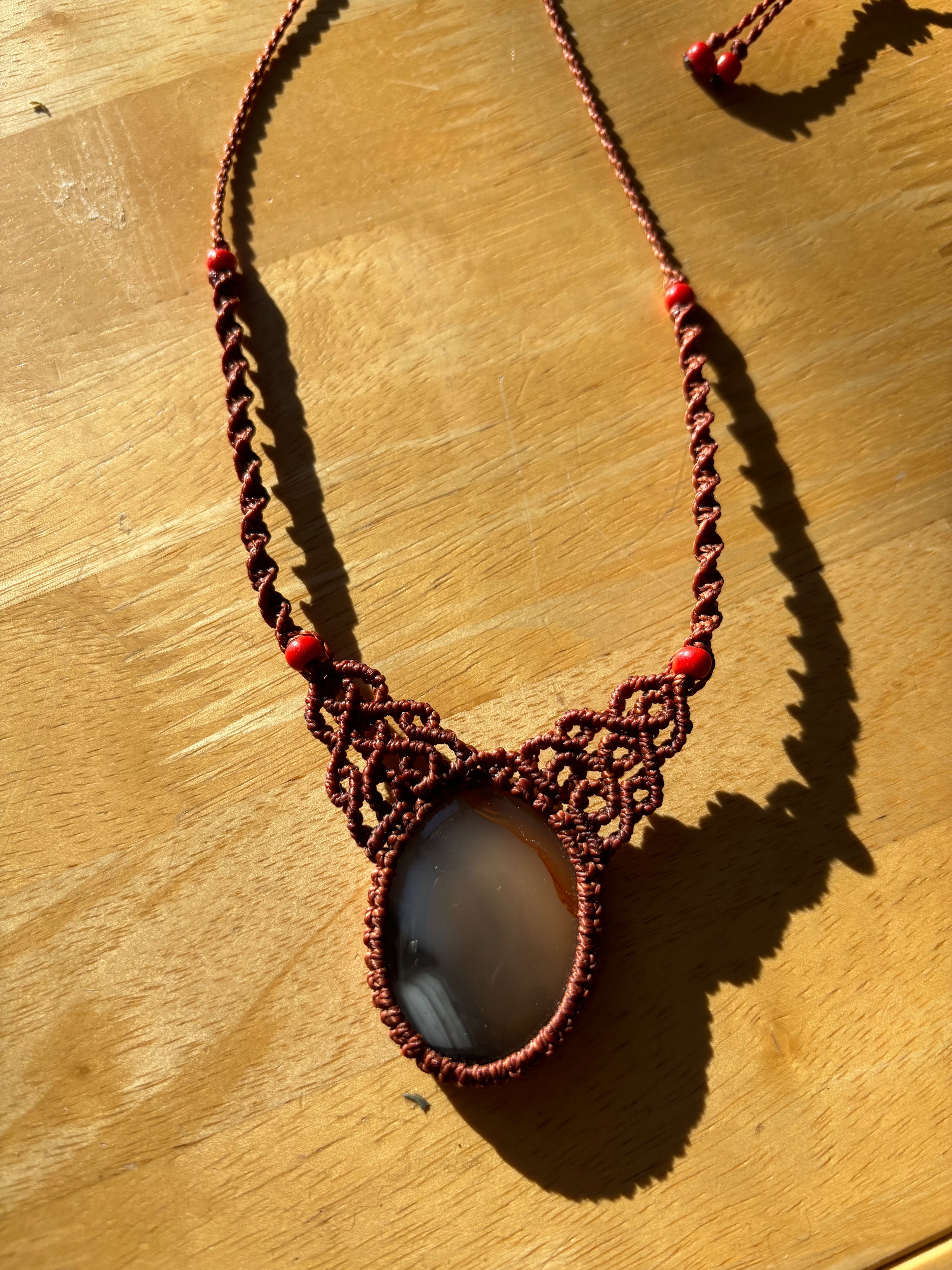 Collier grande agate Montana et corail rouge éthique