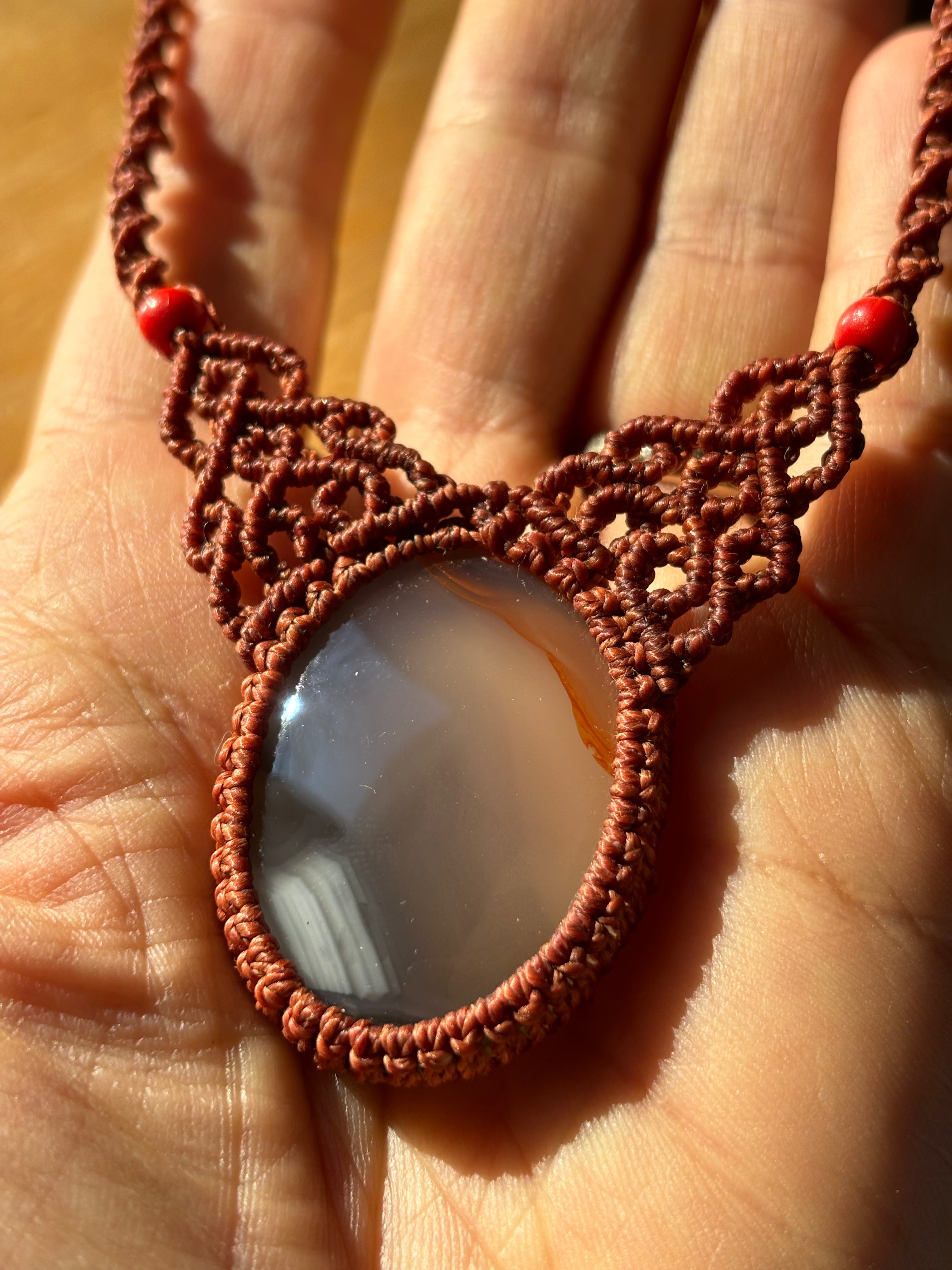 Collier grande agate Montana et corail rouge éthique