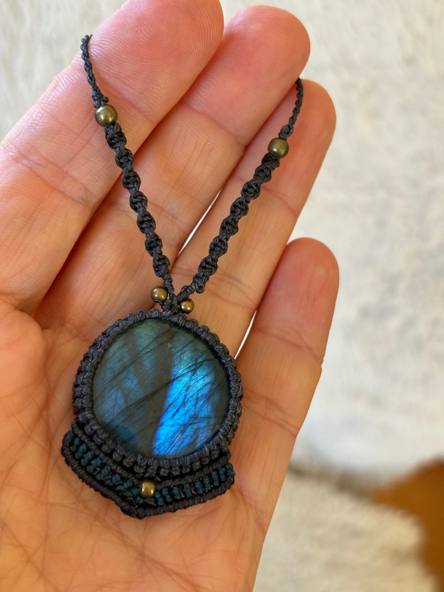 Collier labradorite ronde fil noir