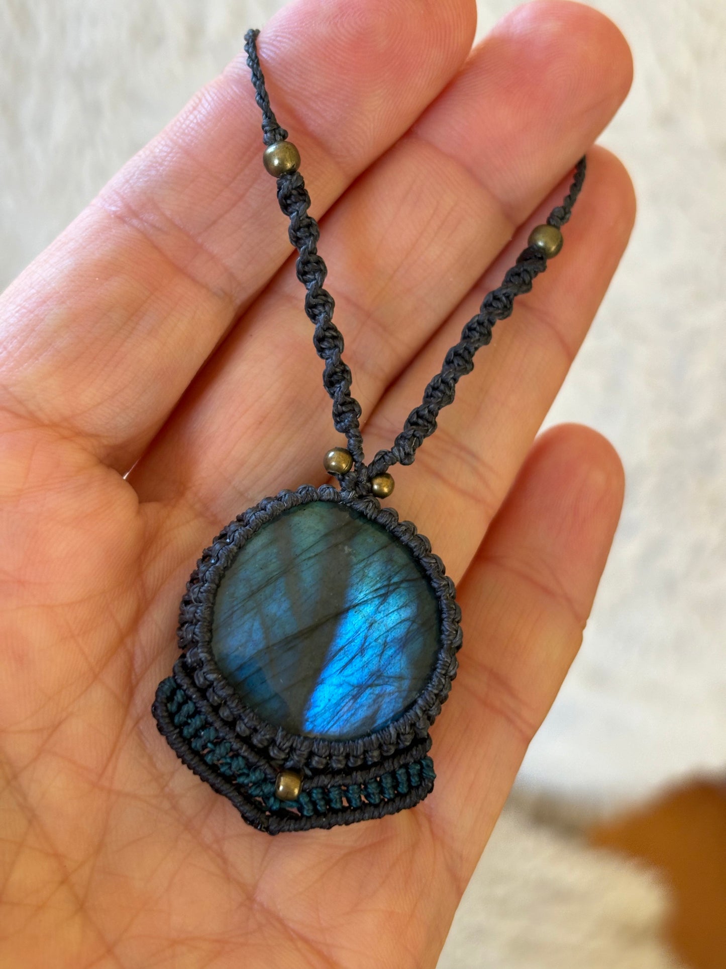 Collier labradorite ronde fil noir