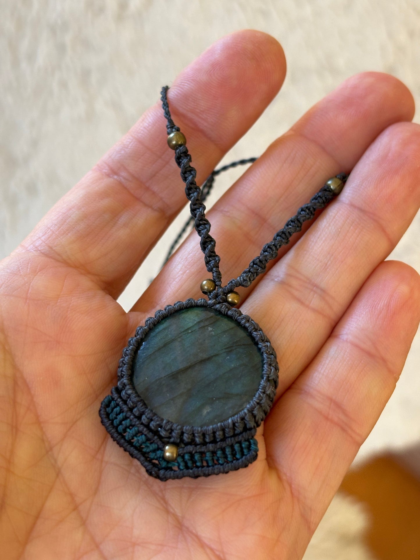 Collier labradorite ronde fil noir