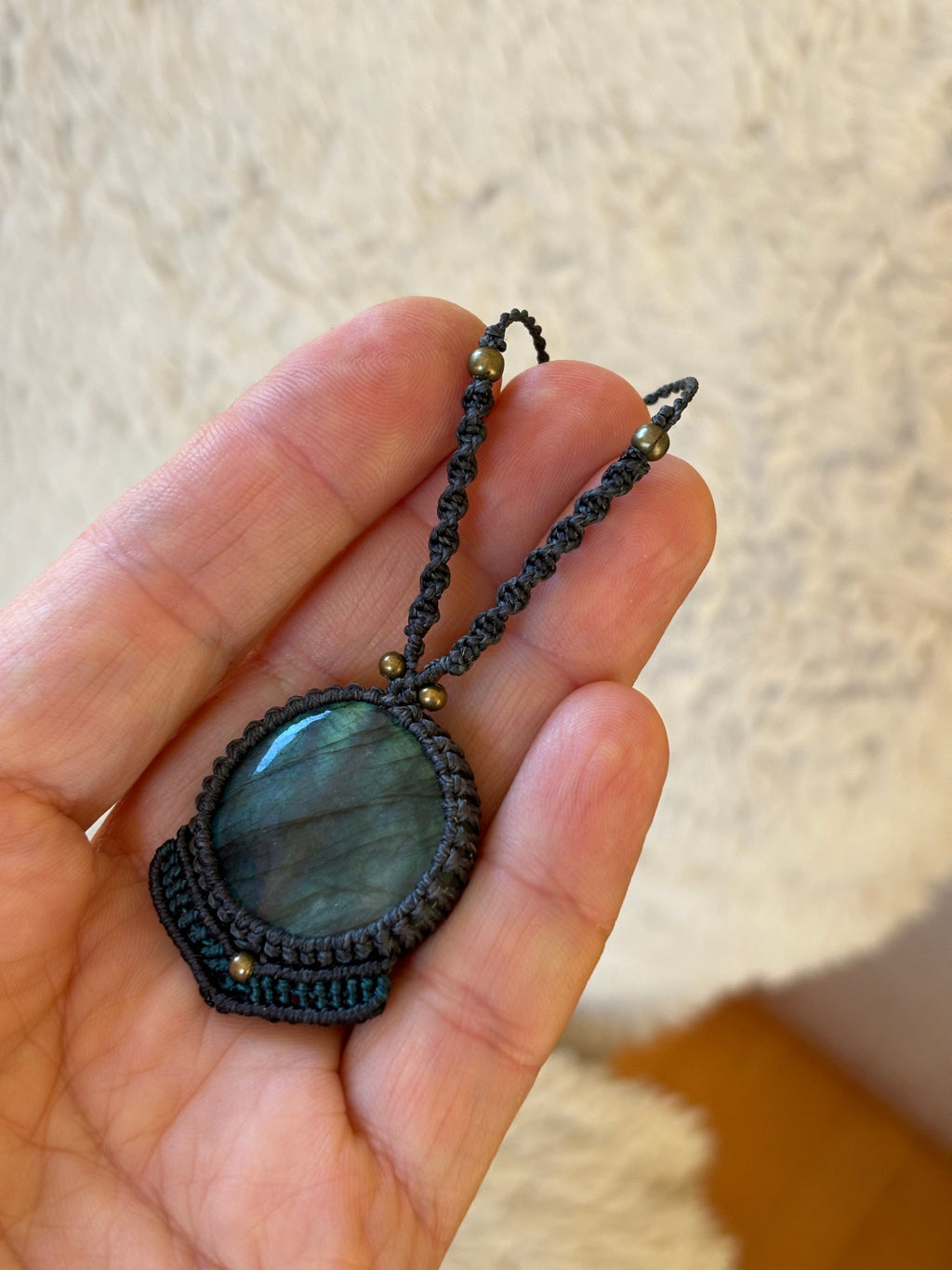 Collier labradorite ronde fil noir