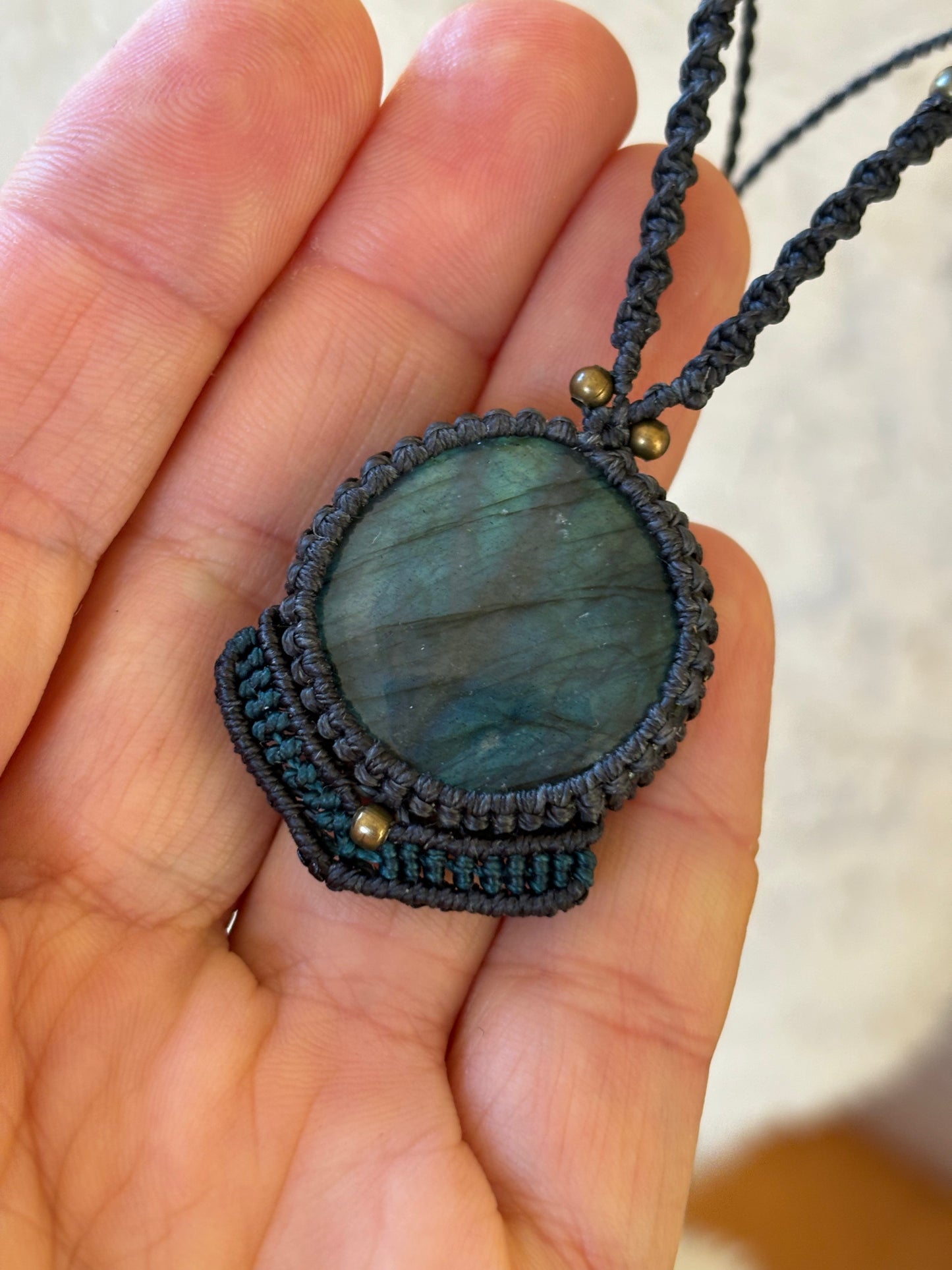 Collier labradorite ronde fil noir