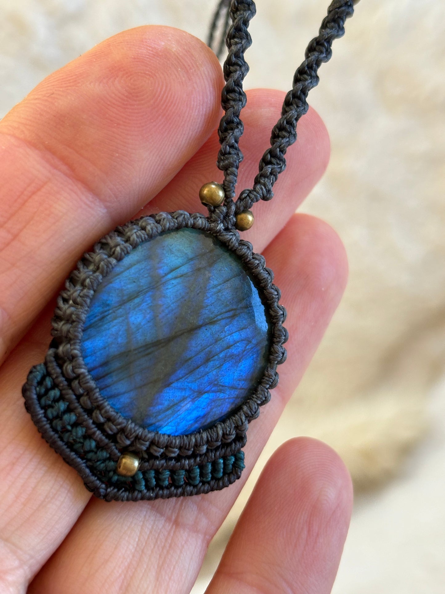 Collier labradorite ronde fil noir