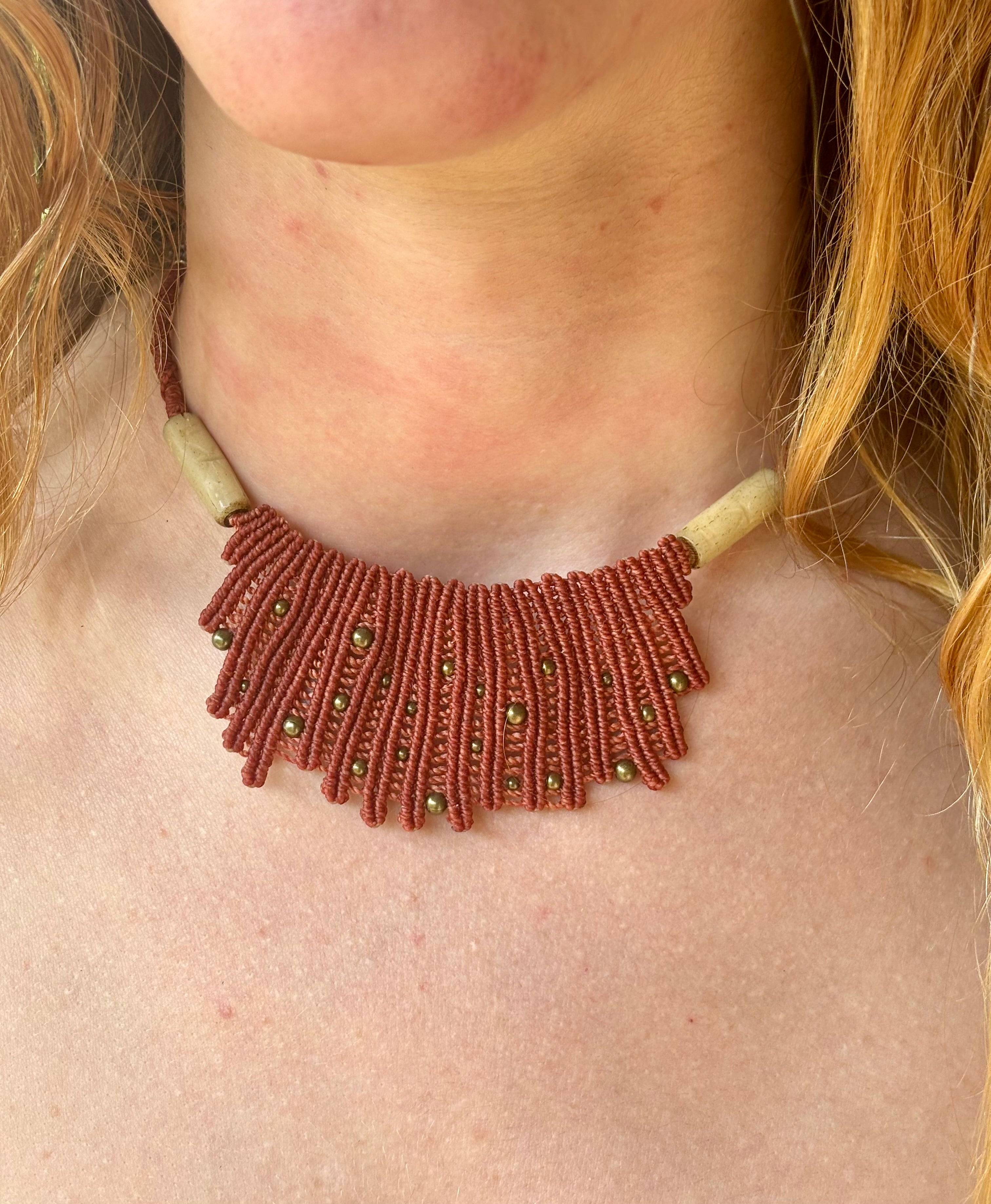 CO-034 - Ras du cou "Corail" - Perles d'os et laiton - b